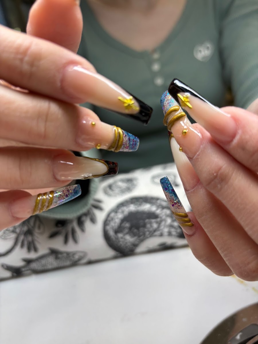 Detailaufnahme einer Nageldesign-Arbeit von Kado Nails