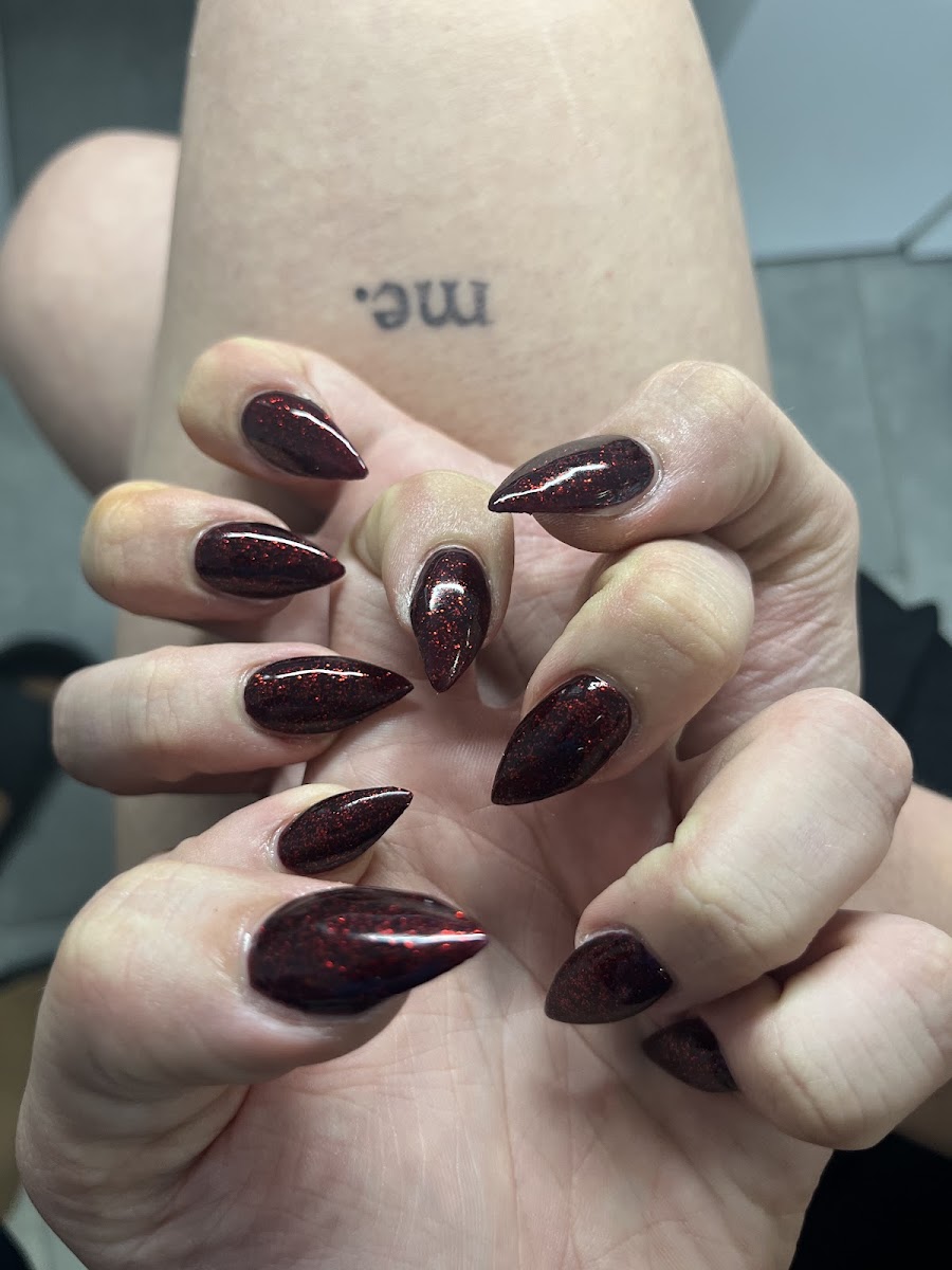 Dunkelrote Glitzer-Stiletto-Nägel