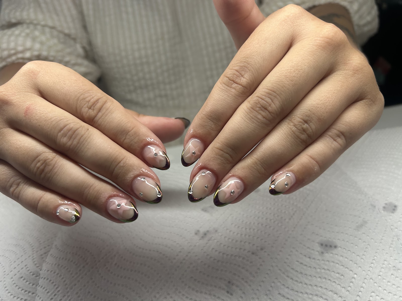 Nude Nägel mit goldenem Chrome-French