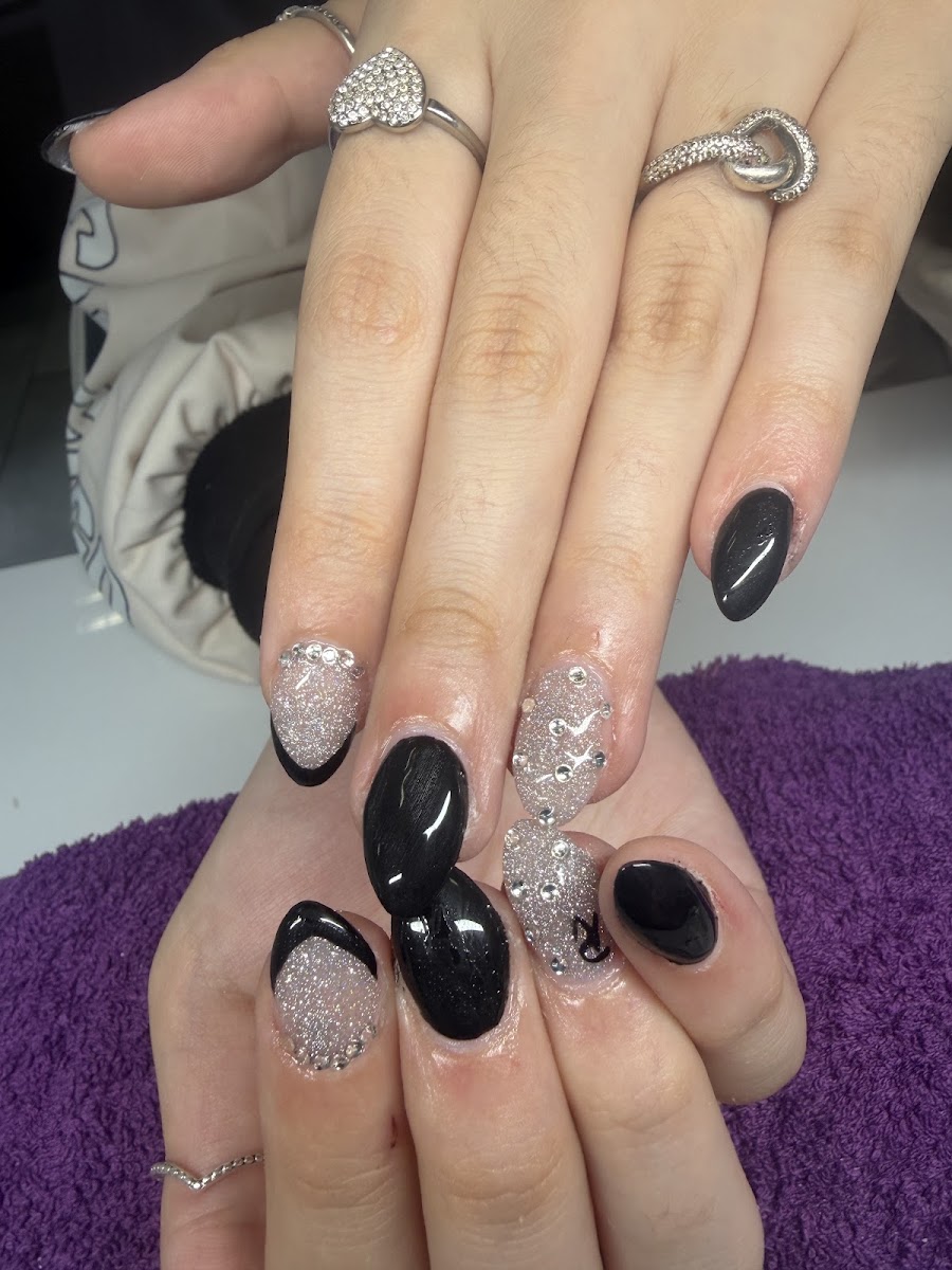Schwarz-silberne Glitzer-Nägel